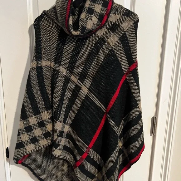 Gorgeous Italian dressy poncho one size - Picture 2 of 4